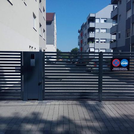 Apartment Cherry Gold ซเรนยานิน ภายนอก รูปภาพ